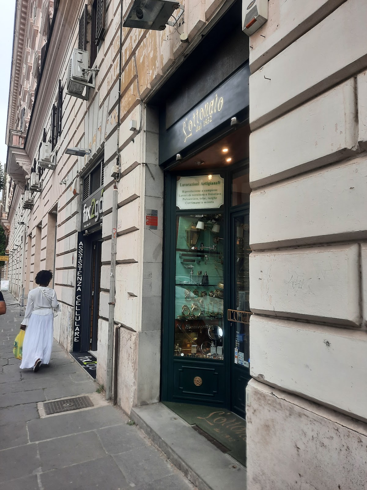 Banco e scaffalature della ferramenta storica di Prati