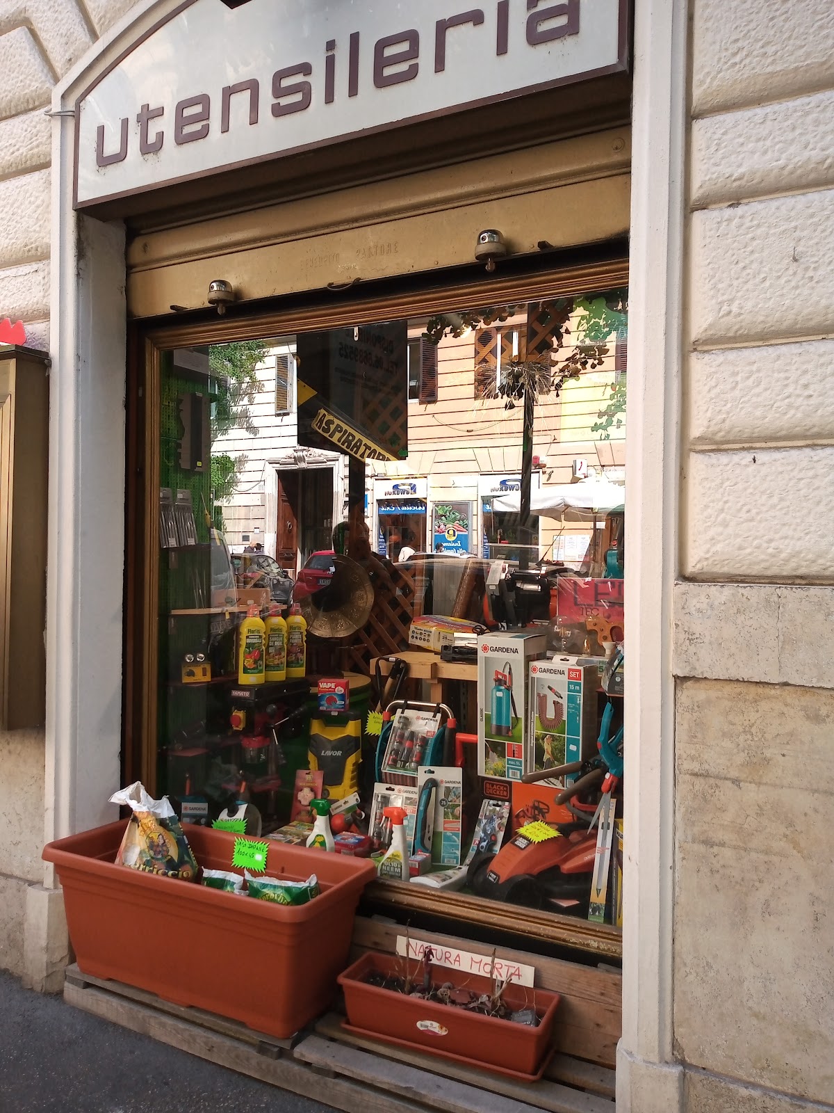 L'interno della ferramenta Hardware S. T. Trombetta a Roma Prati, con scaffali pieni di prodotti