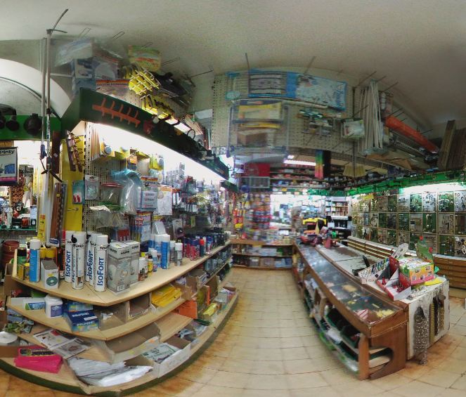 Esposizione di prodotti e ferramenta in negozio